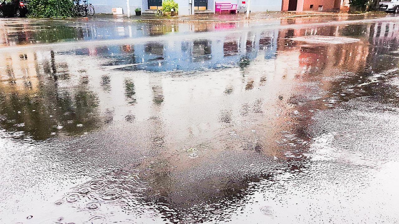 【四川达州暴雨:汽车被淹没/四川达州大暴雨】 【四川达州暴雨:汽车被淹没/四川达州大暴雨】